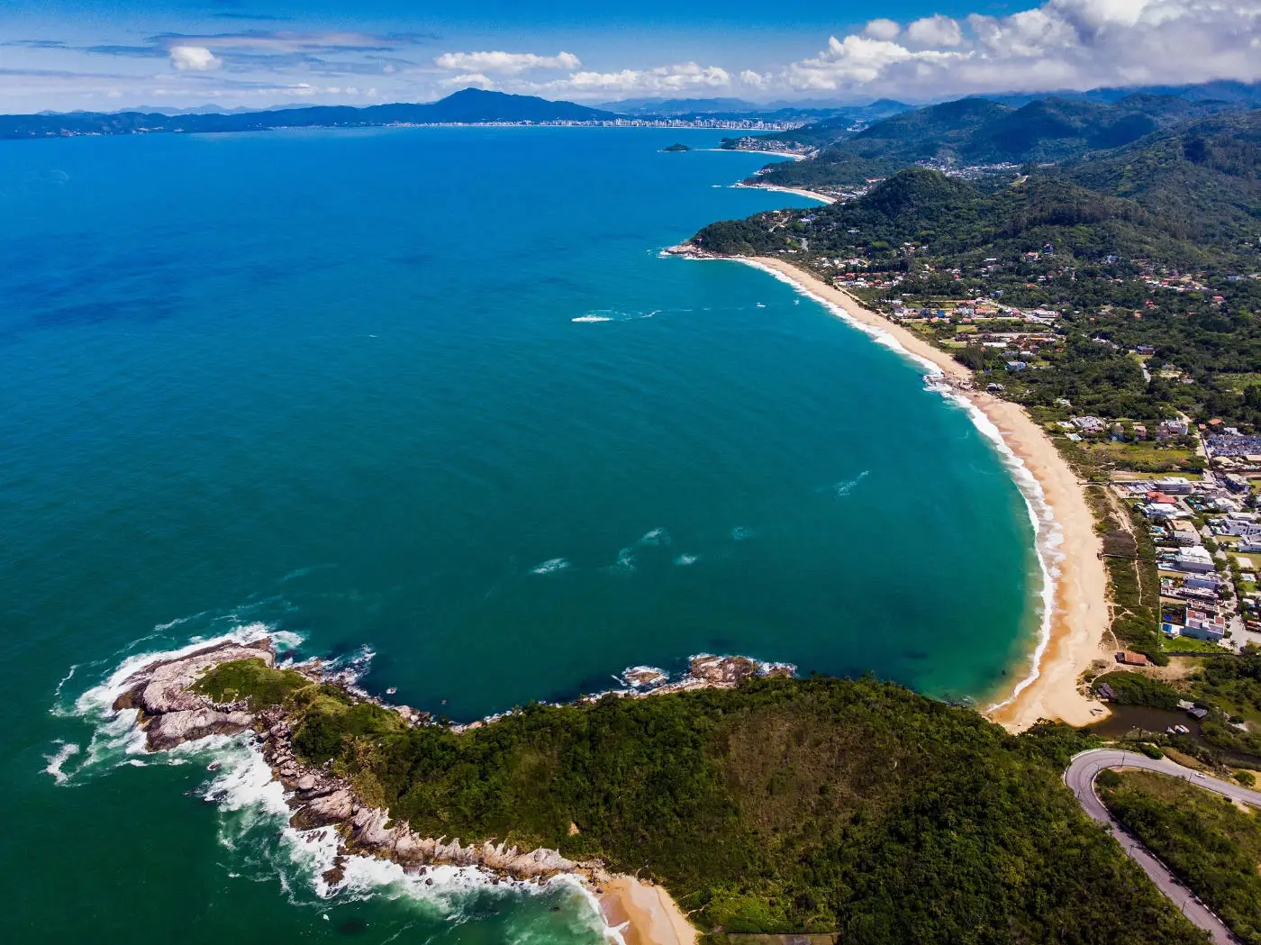 Vista aérea da Praia do Estaleiro, em Balneário Camboriú
